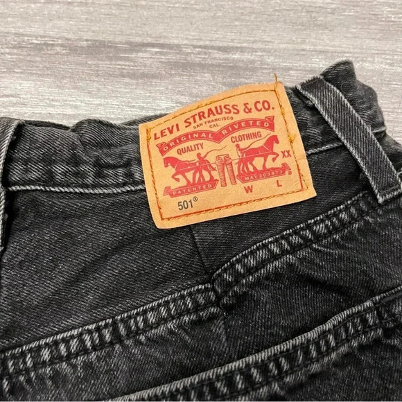 Levi's 501 Original Women's High-Rise Jean Denim Shorts Raw Hem Sz 28 - Picture 6 of 10